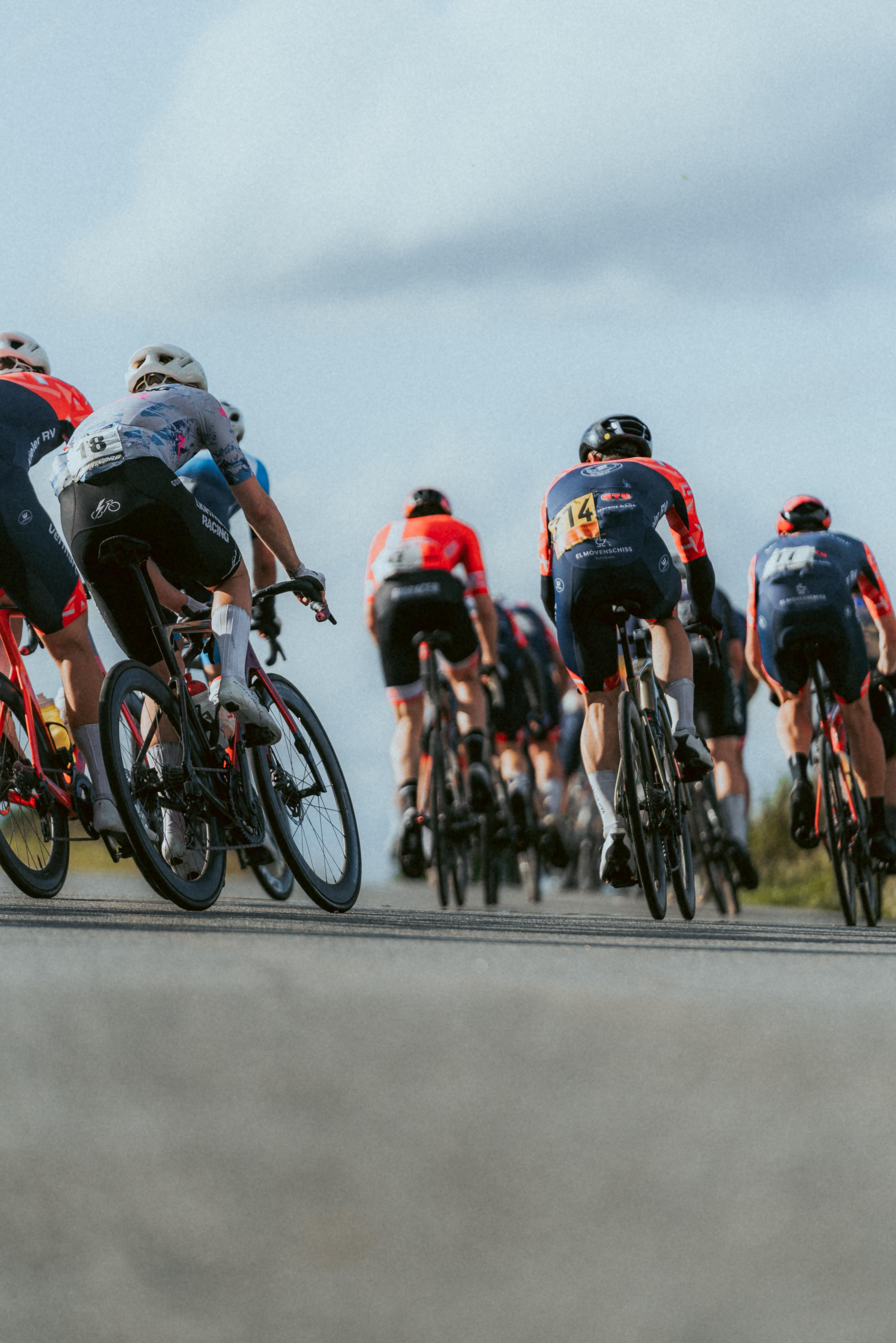 Peloton in der Kurve